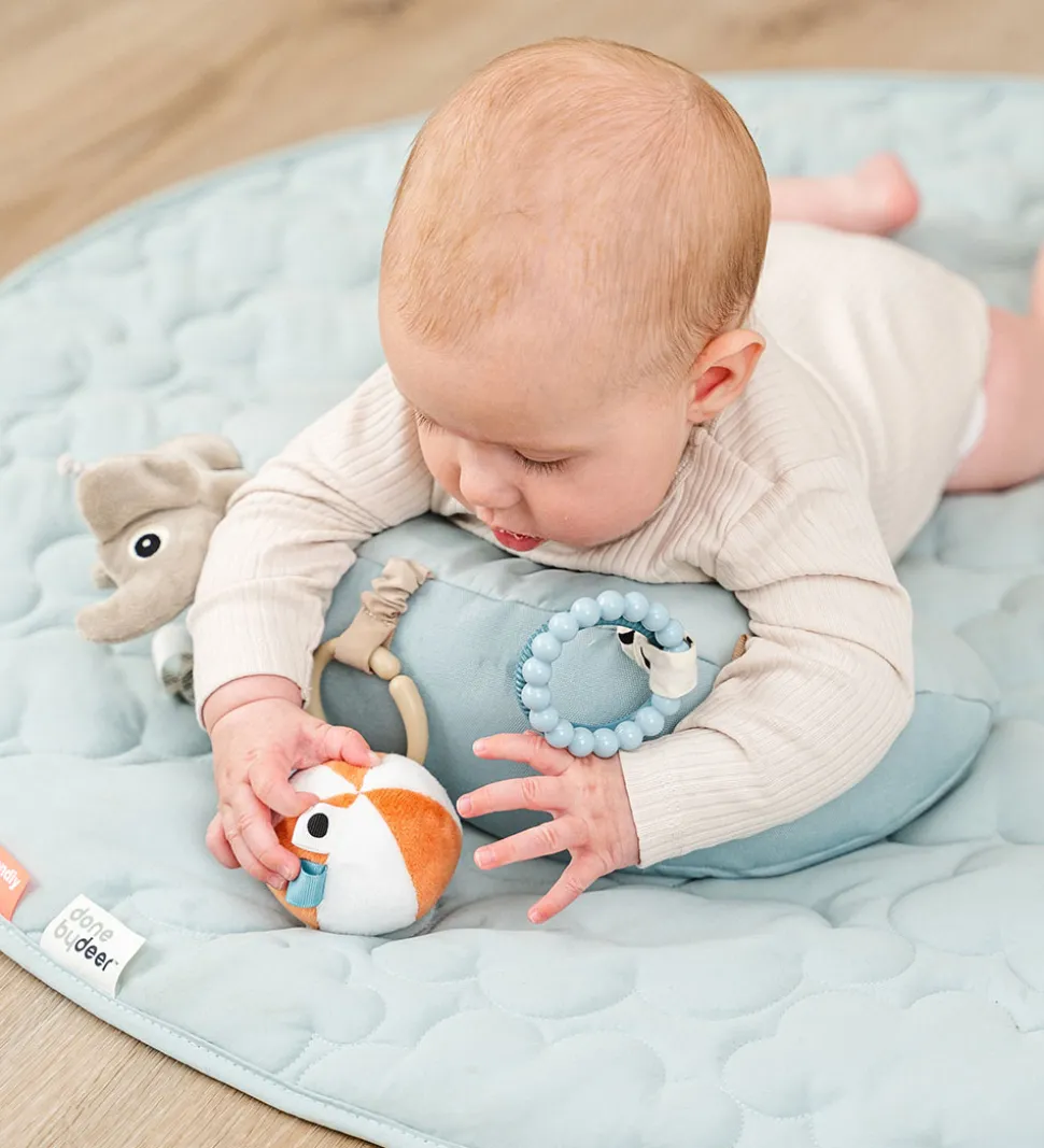 Done By Deer Pude m. Aktivitetslegetøj - Playground - Blå