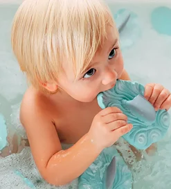 Oli & Carol Badelegetøj - Naturgummi - Haj - Blå